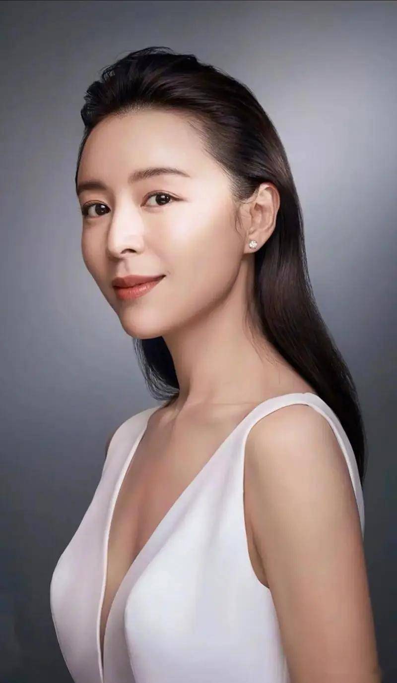 44岁张静初美貌与才华兼具,写真中的女神范儿让人着迷!