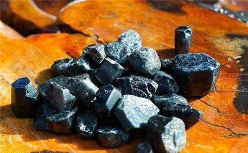 坚硬无比,深蓝明亮的石头,他用这种石头去蹭火镰打火点烟,一些小孩子