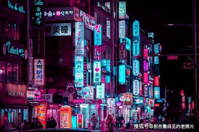   夜晚，韩国首都首尔闪烁的霓虹灯格外迷人。