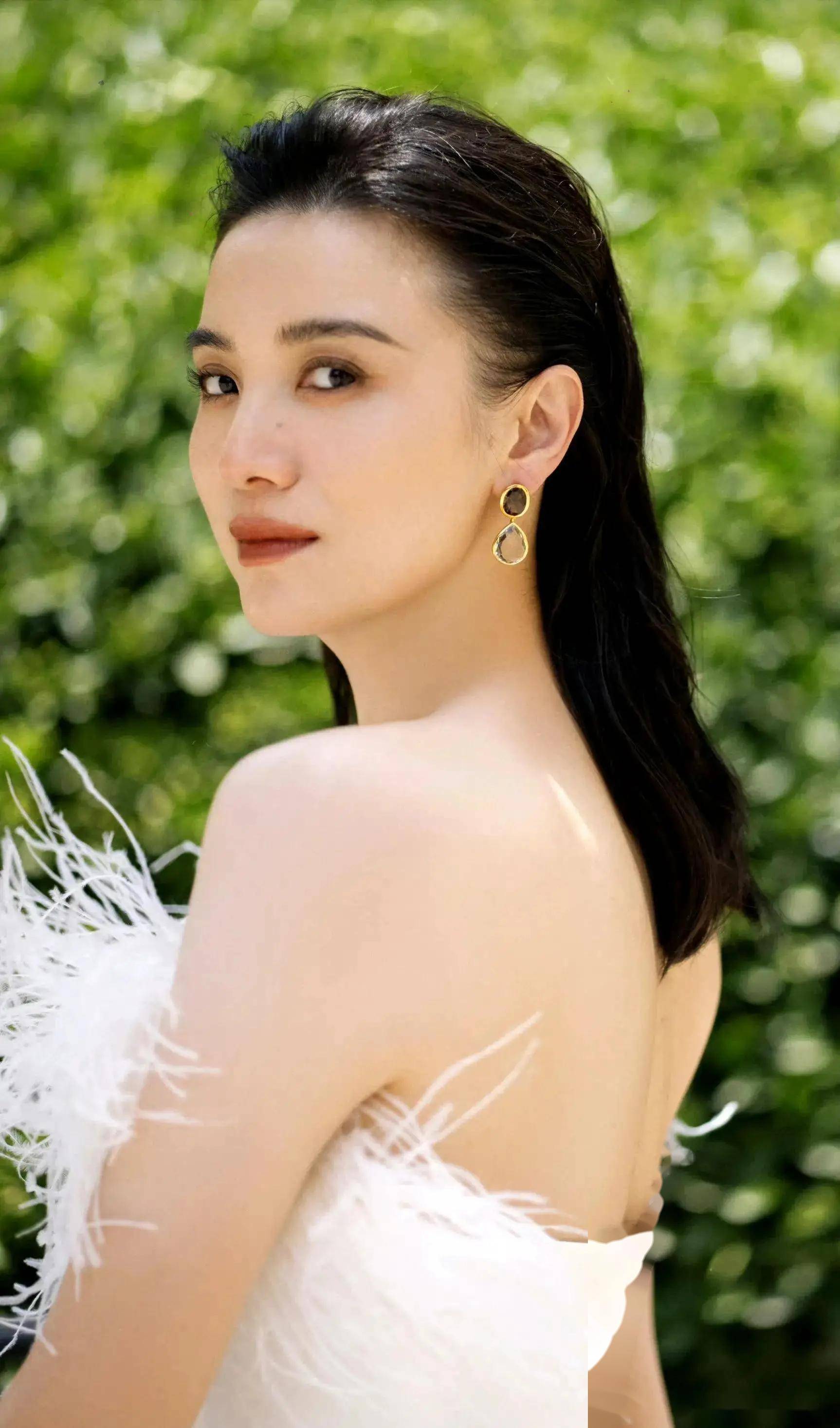 她就是43岁的宋佳,一个才华横溢,魅力四溢的女人.