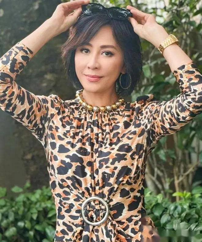 58岁刘嘉玲美貌依旧,写真中的性感魅力让人叹为观止!