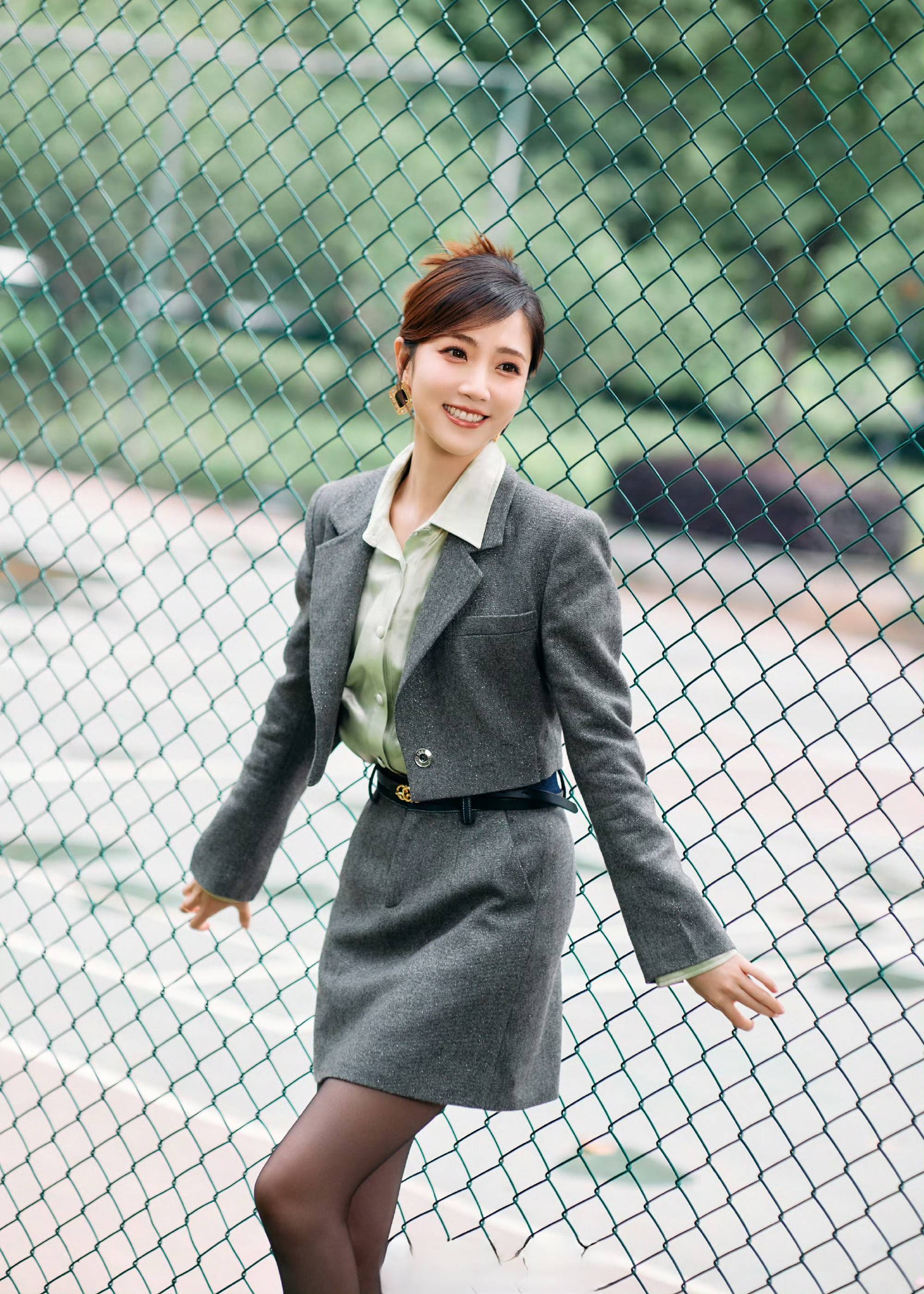 张纯烨大胆尝试新造型惊艳全场职业套装黑丝时尚女神来袭