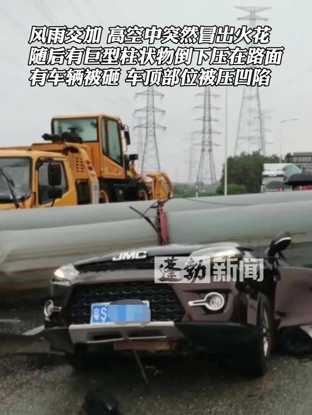 吊车倾倒吊臂砸中过路小车,车辆当场报废 目击者:现场一片狼藉!