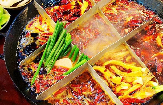 火辣辣的火锅和火辣辣的夏天简直是最佳cp,说起火锅,当然还是重庆火锅