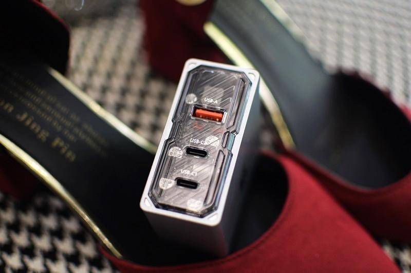 透明折叠三口 氘锋100W三口氮化镓快速充电器