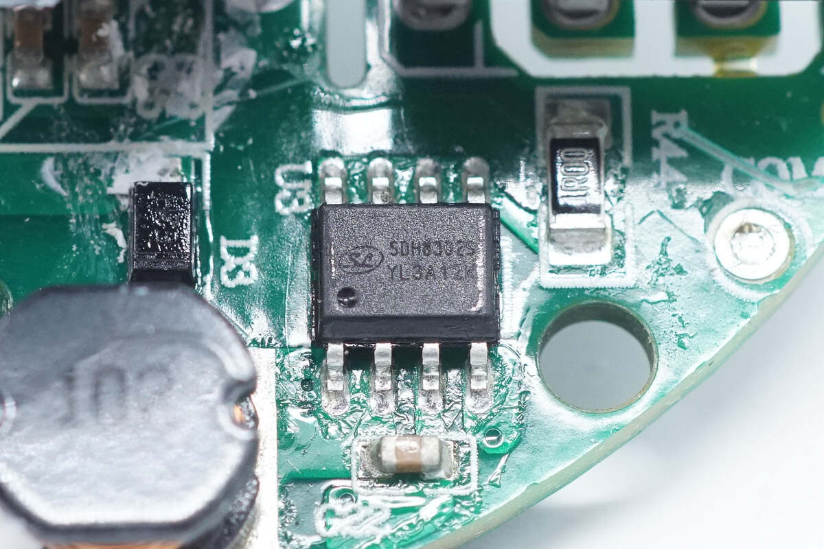 为控制电路供电的非隔离降压芯片来自sl士兰,型号sdh8302s,芯片牟部