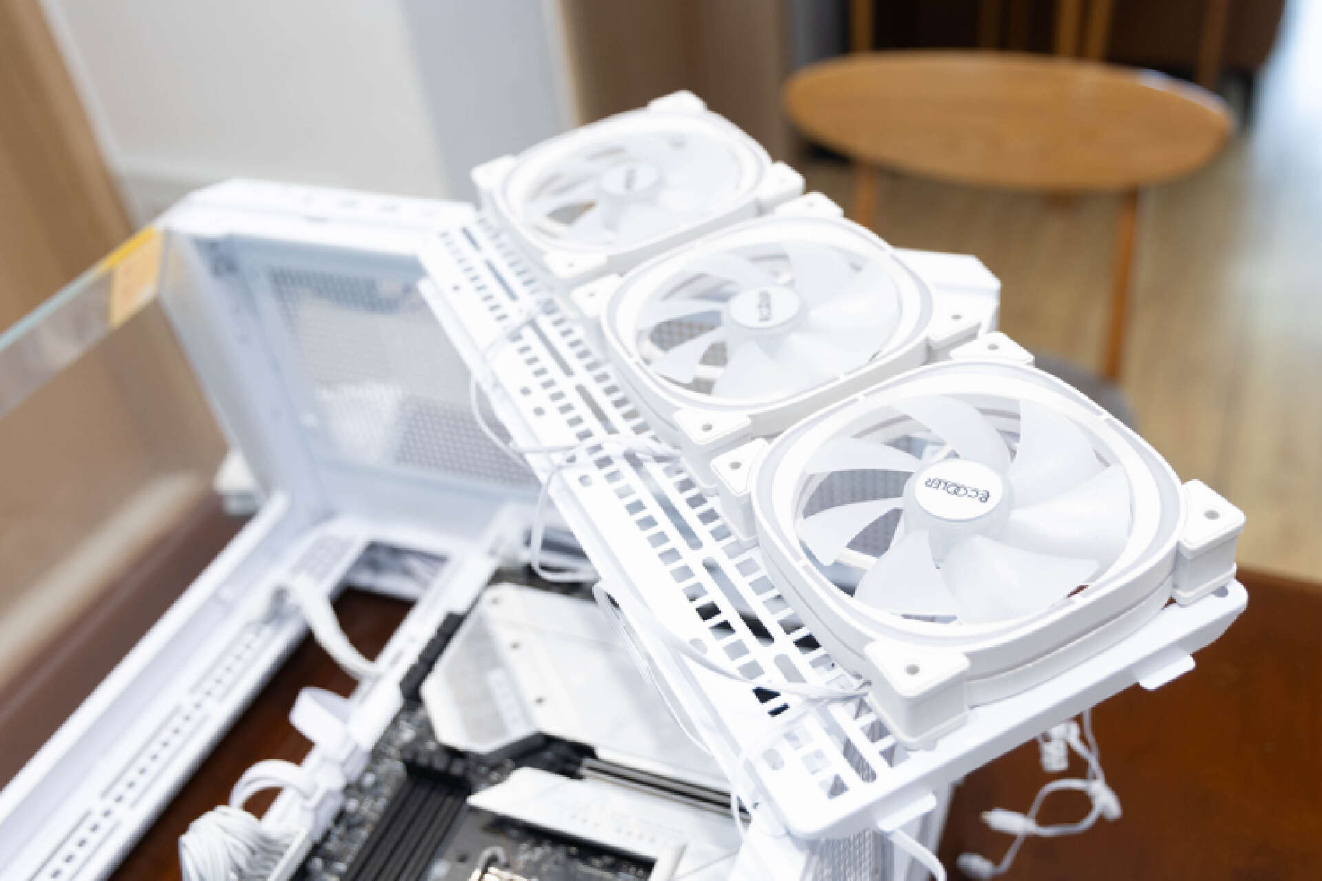 优雅别致,微星mag pano 100l pz white白刃plus装机体验