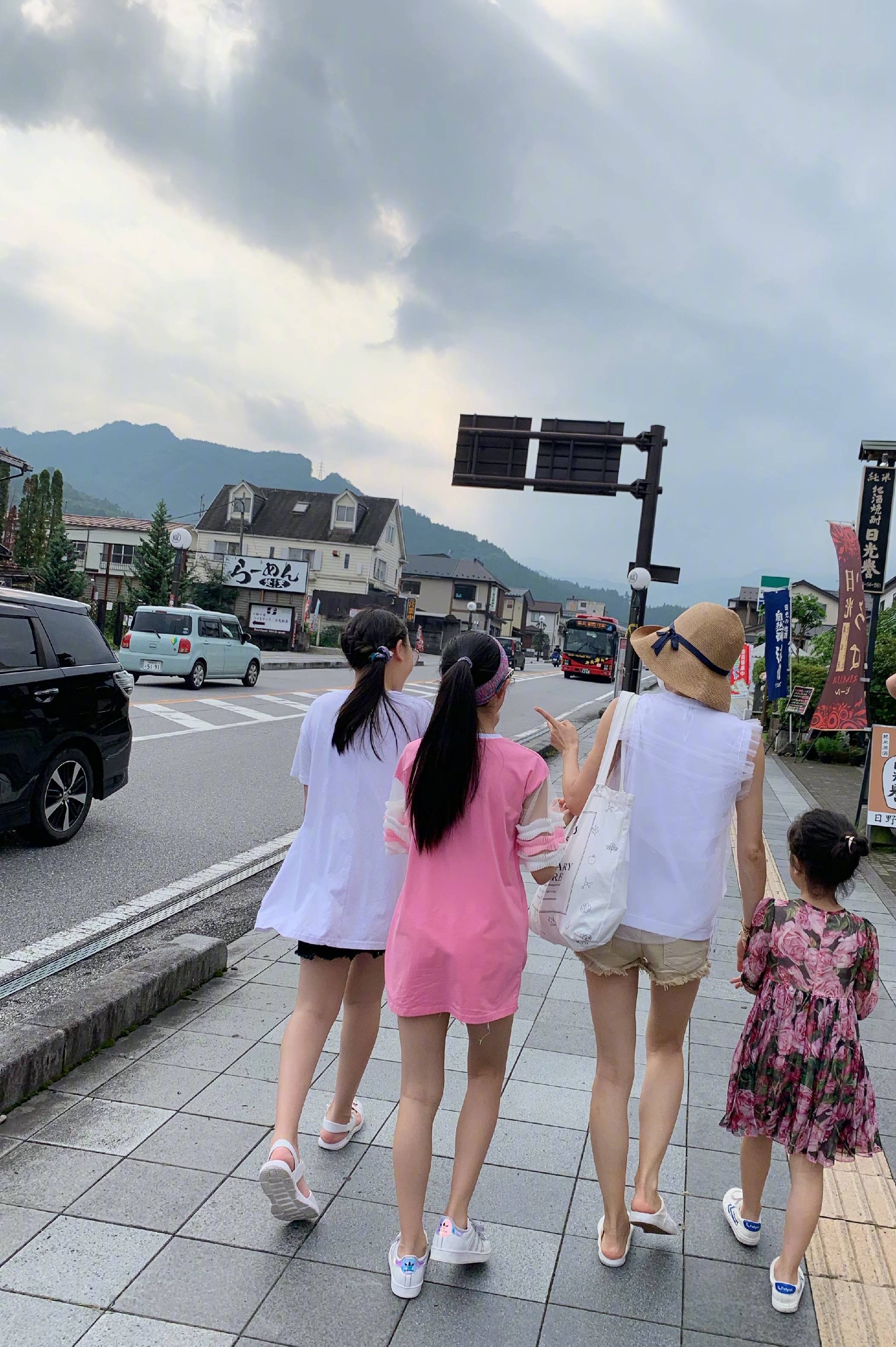 马伊琍16岁女儿为爸爸过父亲节,文章配合女儿歪头卖萌,画风超有爱