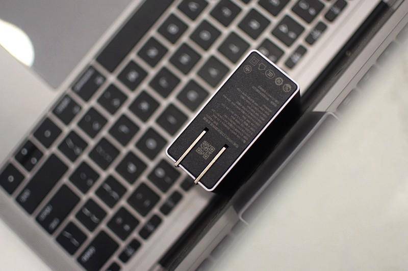 透明折叠三口 氘锋100W三口氮化镓快速充电器