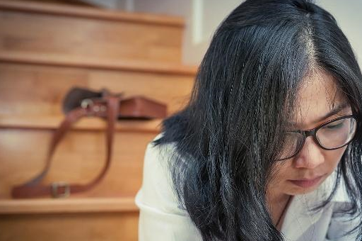 一般情况下来说,对于一些脸色发黄的人来说,他们的脸色会比较暗沉