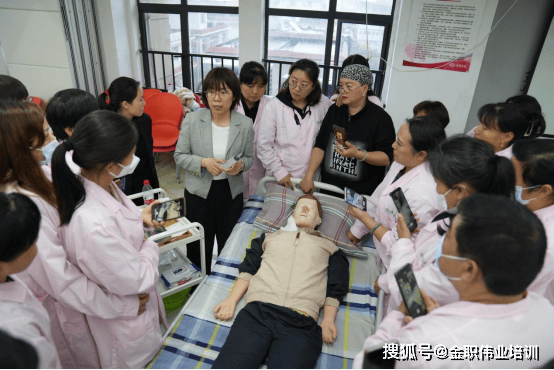 采取脱产培训的方式,培训完成后可考取养老护理员职业技能等级证书