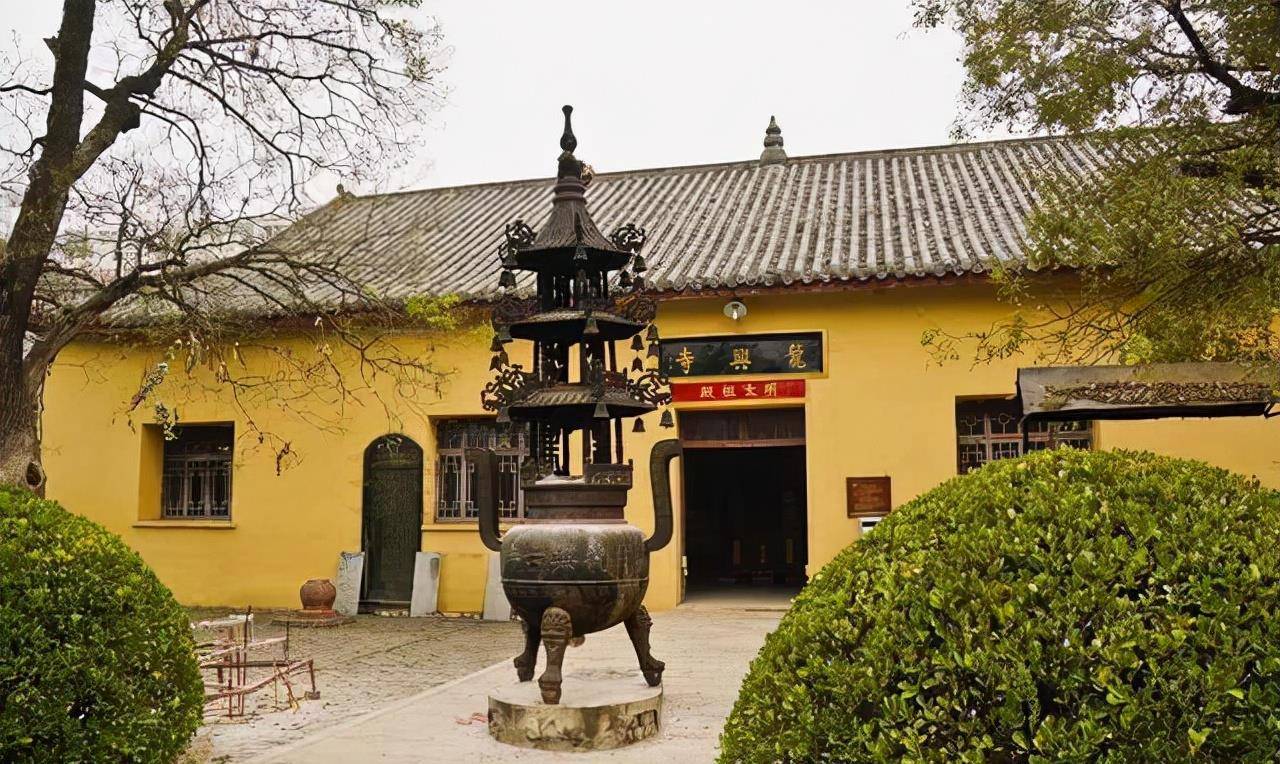 朱元璋问少林寺方丈:朕需要跪吗?方丈回答了8个字化解杀身之祸