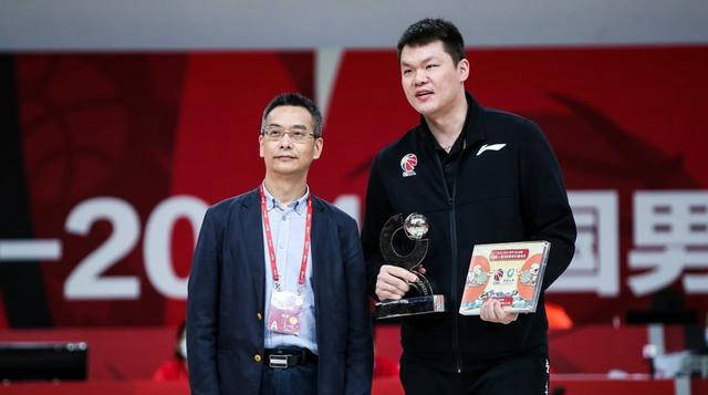 他效力于广东宏远队多年,共同夺得多个cba总冠军,并屡次入选国家队