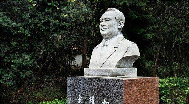 终于,宋耀如利用流利的英语,靠着坚强的信念和众多围观的中国群众的