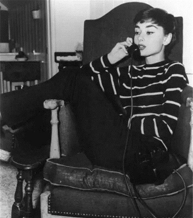 奥黛丽·赫本是影坛难得一见的瑰宝,精致的五官,脱俗的气质,犹如坠落