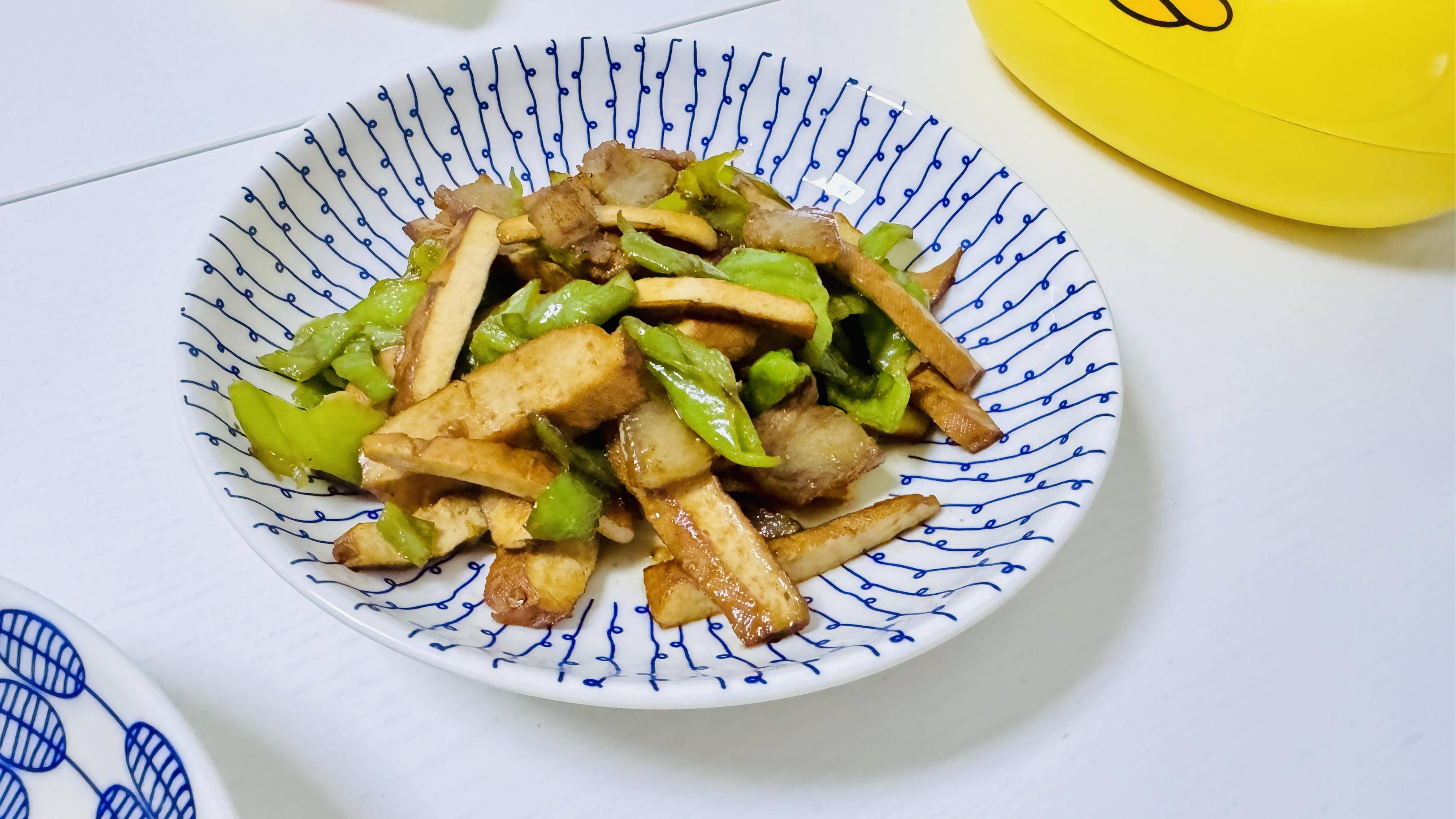 梅雨季饮食应注重清淡,多食去湿之物,规律生活