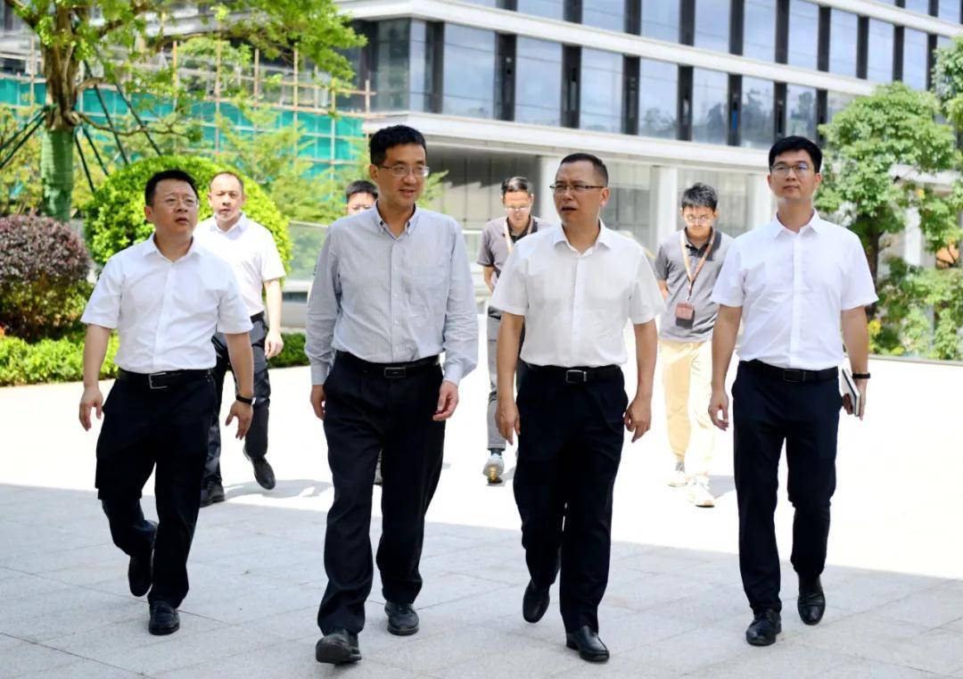 凤岗镇党委书记张耀洪马不停蹄深入城中村改造片区企业,以及凤德岭村"