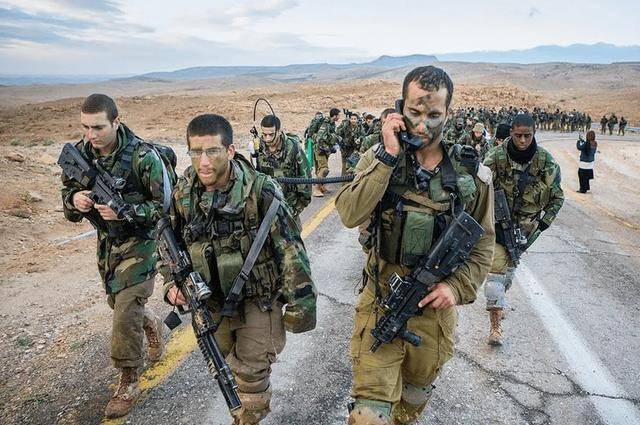 可他们是维和人员,按照国际规定,以方是不能对维和部队的人员出手的.