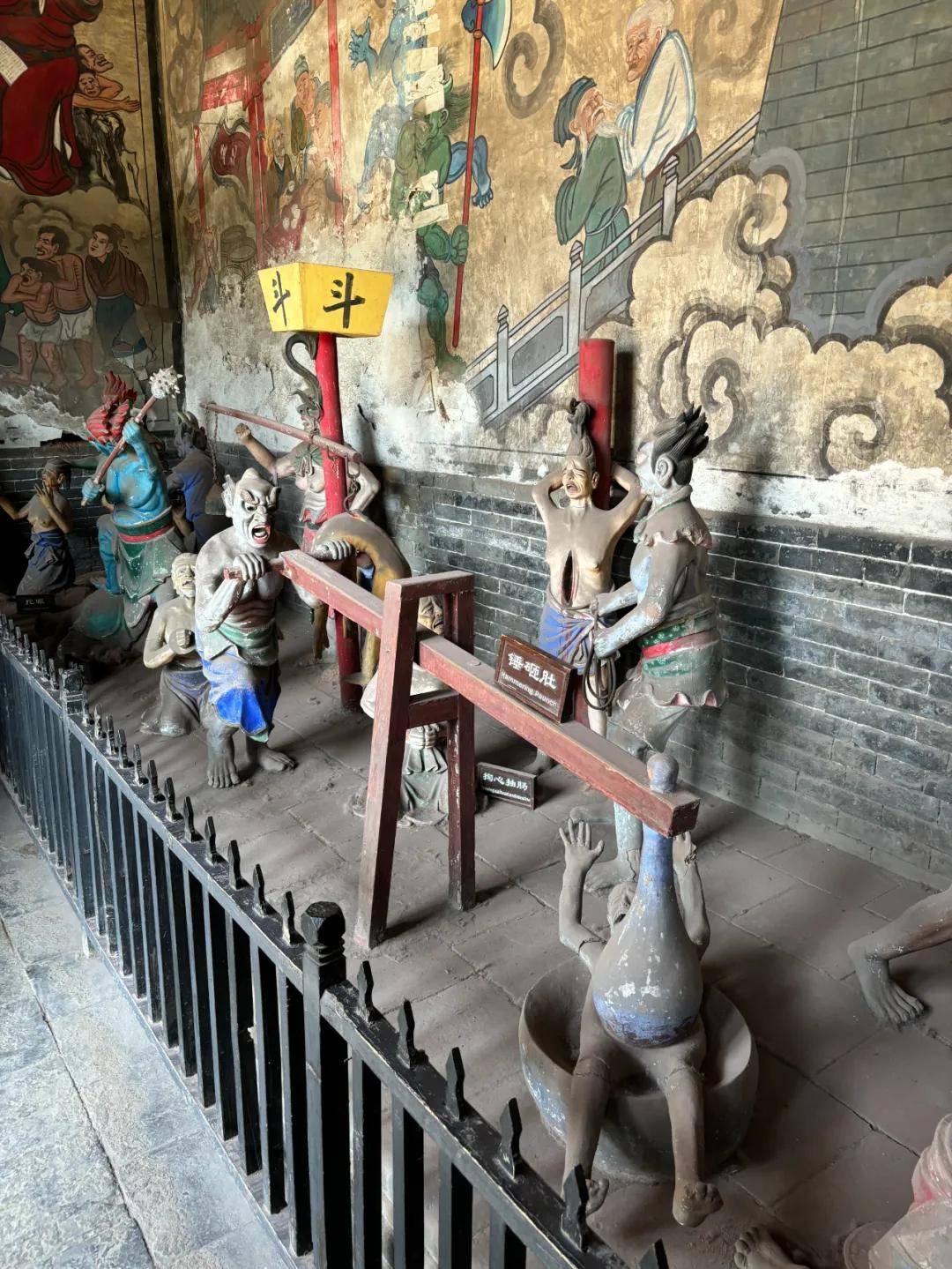 古代呢讲究的是对称美所以这边过来之后依然是一些刑法
