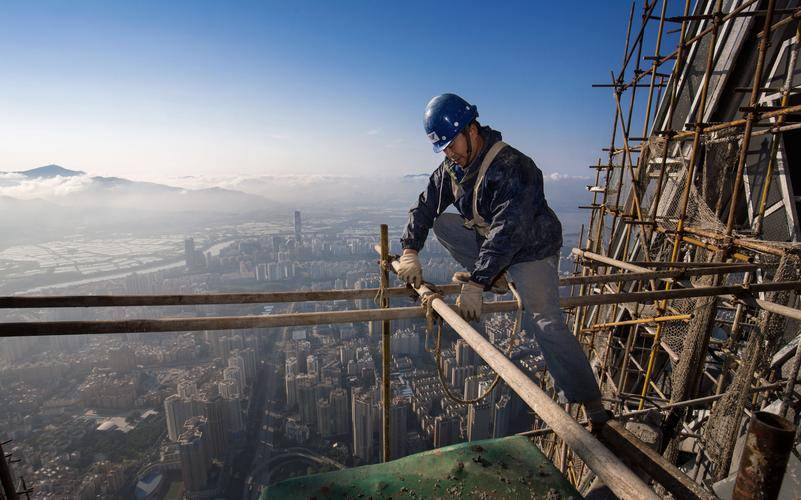 架子工是一种职业称谓,指在建筑工地上从事搭建和拆除脚手架的专业