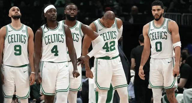 今年夏天76人在自由市场掀起了轰动,他们瞄准了乔治,计划打造三巨头