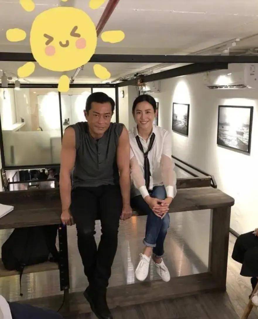 宣萱古天乐时隔26年再合体,54岁气质出众像34岁,两人穿情侣装太登对了