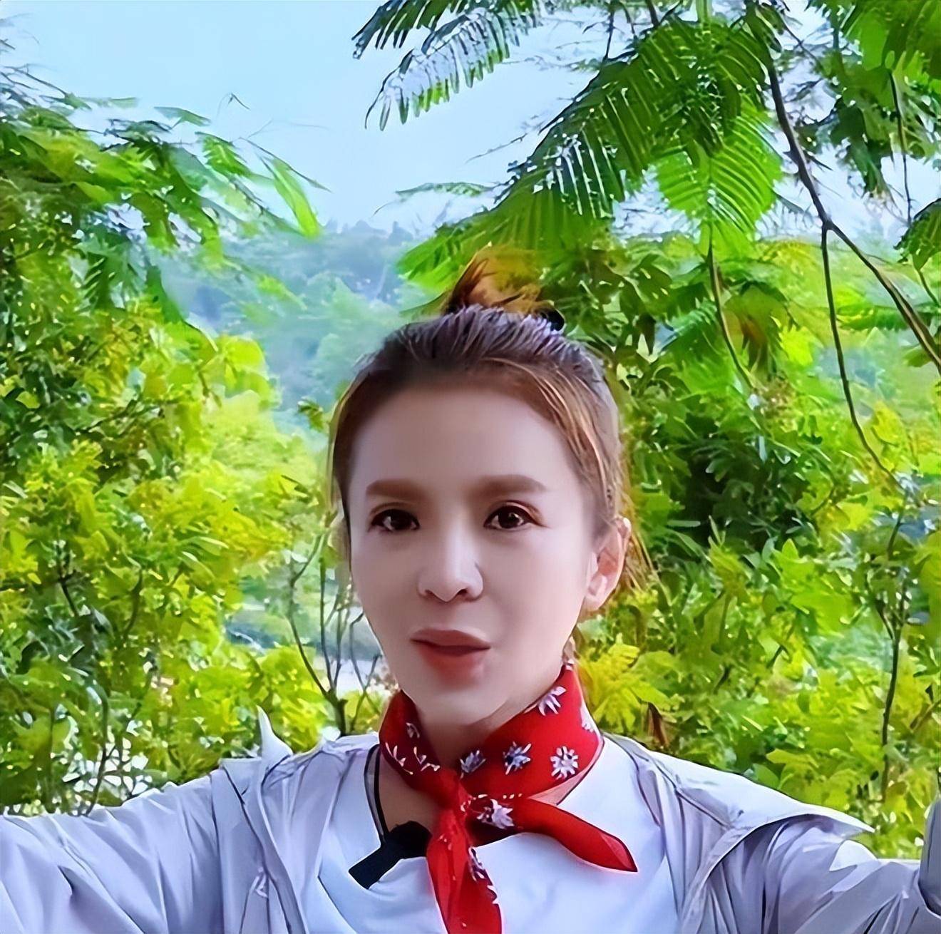 51岁朱迅近况曝光,眼歪嘴斜让人担忧,网友的关心让人泪目