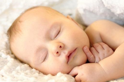盘点新生儿常见的三种睡姿。宝宝平时喜欢什么样的睡姿？_过程_原因_现象