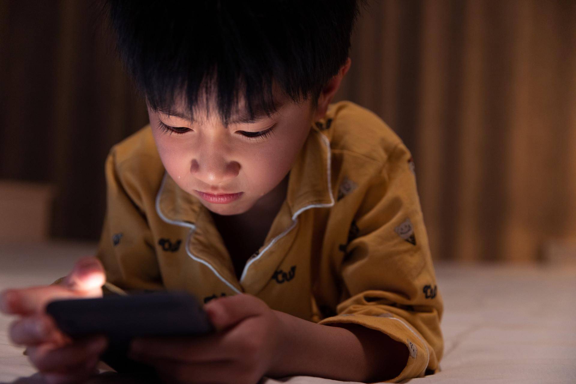 而梁玉峰的妈妈有一天无意中看到儿子的手机就发现了孩子早恋了,梁