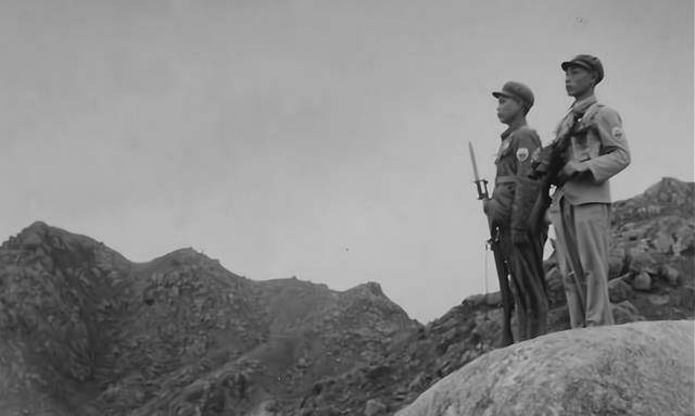 将军下连当兵,夜里站岗发现可疑人物,上前盘查逮住特务