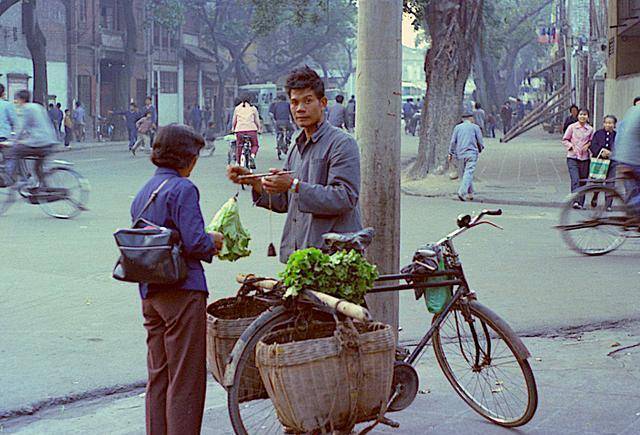 广州70年代街头老照片,洋汽车在马路上有些孤独