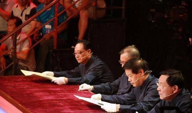 天才骗子:花2万伪造古董,专家鉴定值24亿,套路走银行5个亿