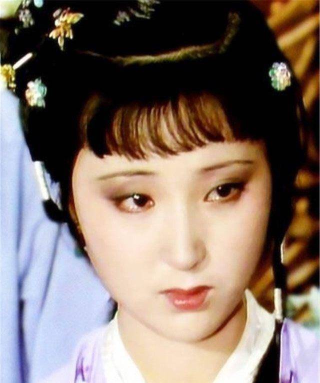 陈晓旭:气质纯净仿佛不食人间烟火,又仿佛天生带有一股书卷气