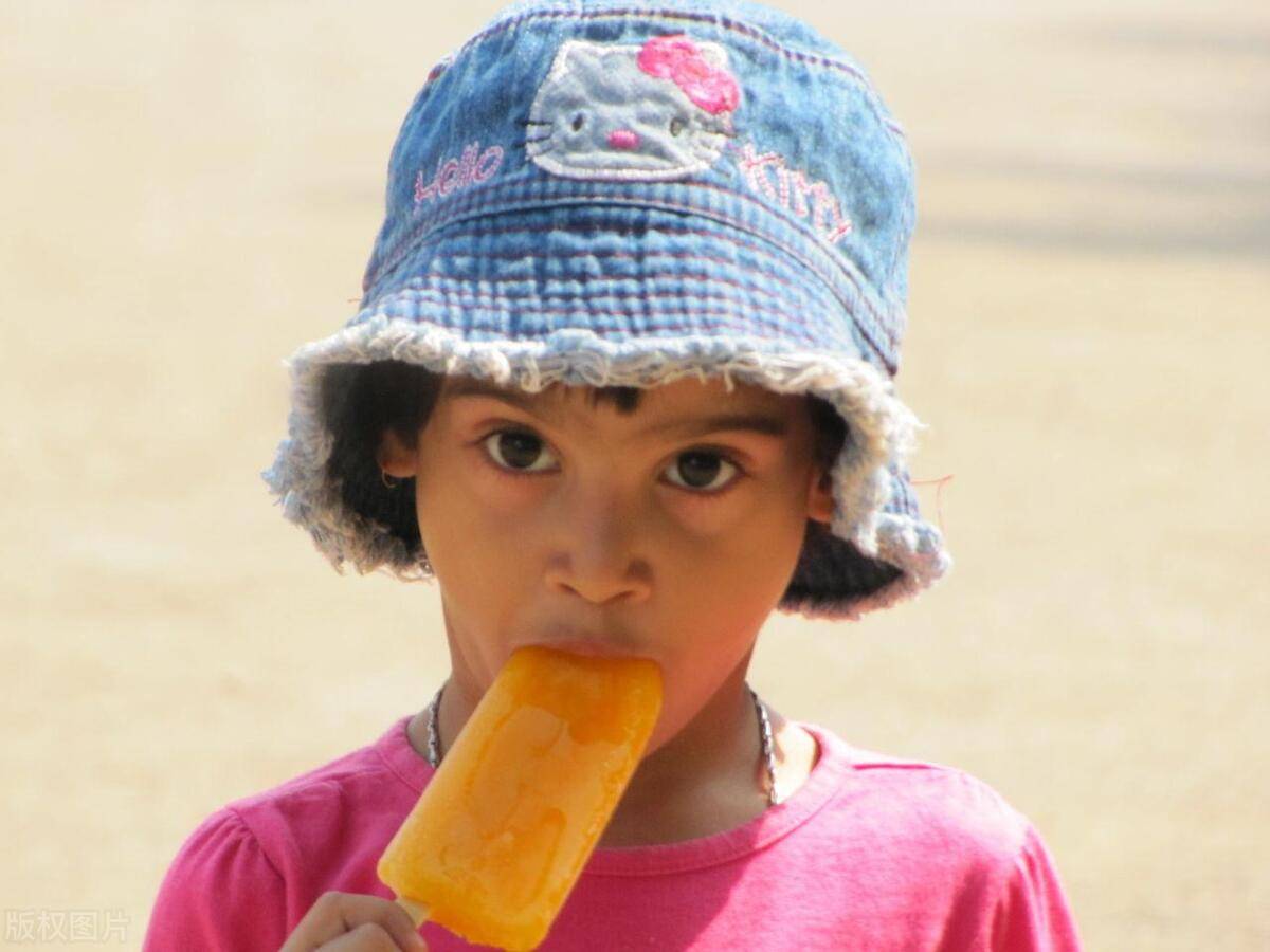   在印度，女方想吃冰棍解暑，导游急忙打掉，你不想死就吃。