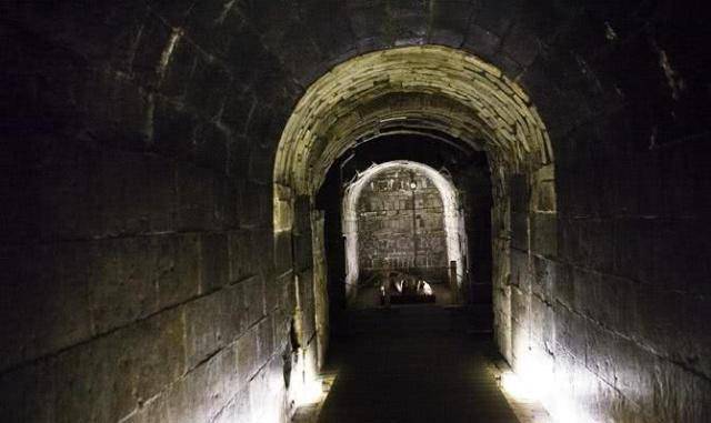 专家发掘东汉古墓,进入墓中后发生一件事,专家下令将古墓封锁