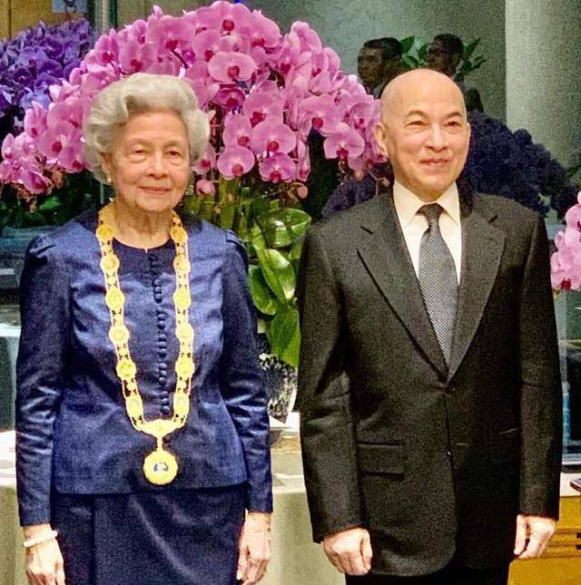 西哈莫尼国王登基时容貌俊秀如唐僧,可是现在却变了模样