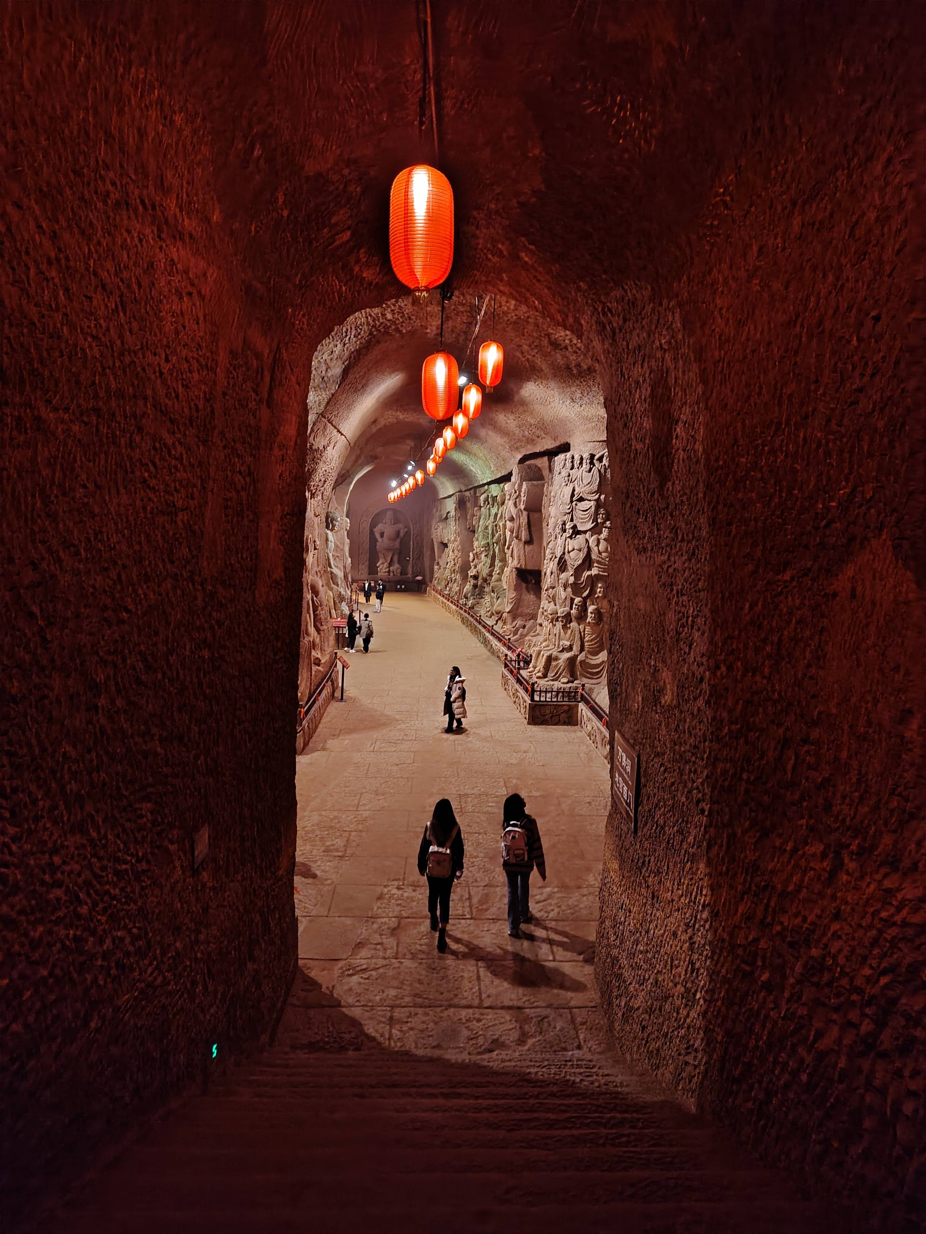 市东方佛都里,从药师佛脚底旁边拐进去,眼前顿时出现一个很大的地宫