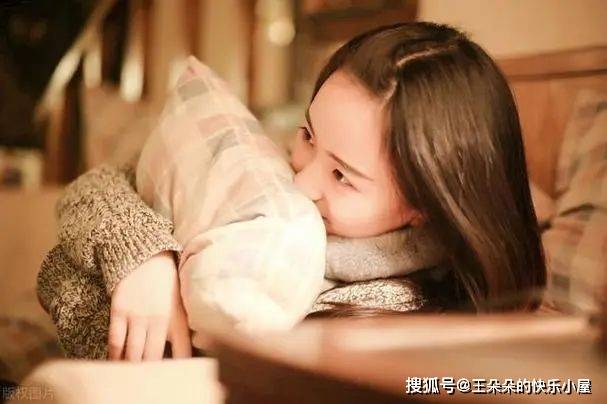 女人对你有好感,往往不会明说,但会给你这4个"信号"!