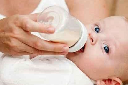 千万不要这样给宝宝喂奶，不仅没有营养，而且对宝宝的健康有害！_牛奶_奶粉_影响