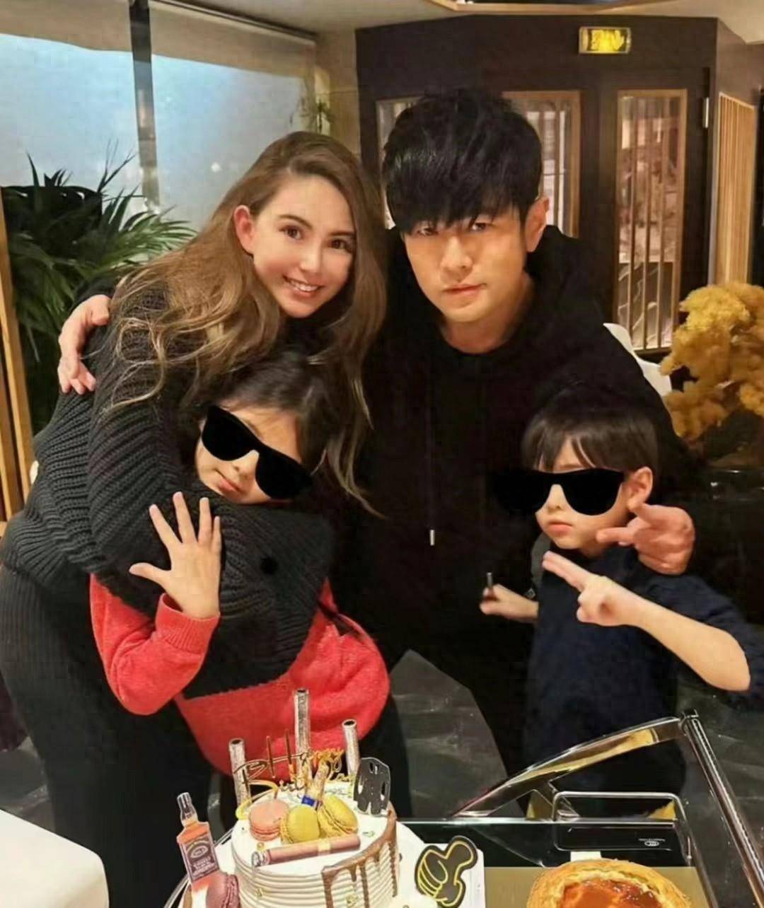 周杰伦携小15岁娇妻打网球,粗壮得像个民工,昆凌真实身材曝光