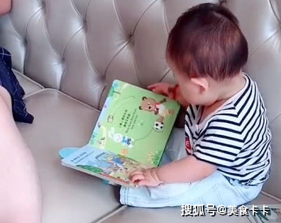 “装爸爸”带宝宝看书，她走的最长的路是爸爸的套路_孩子_父母_沙发。