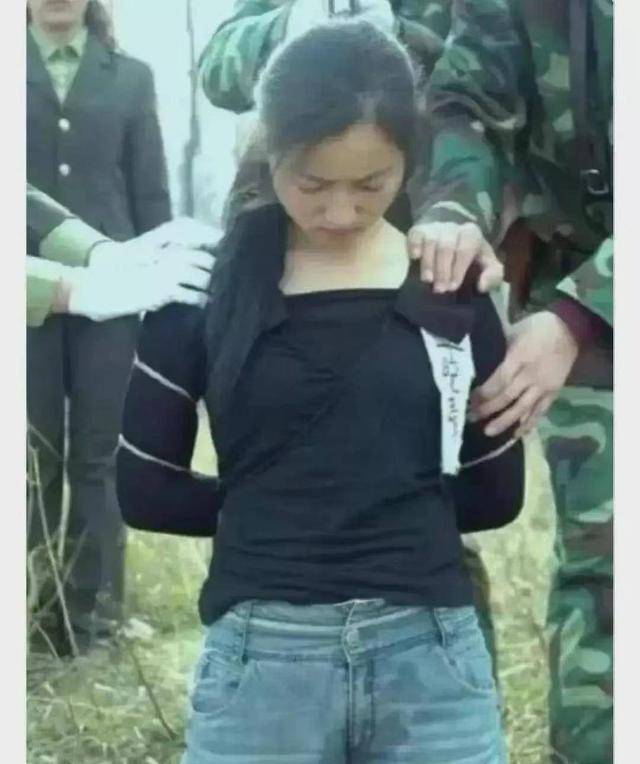 纪实:美丽的女子被验明正身后,押往刑场执行枪决,吓到小便失禁