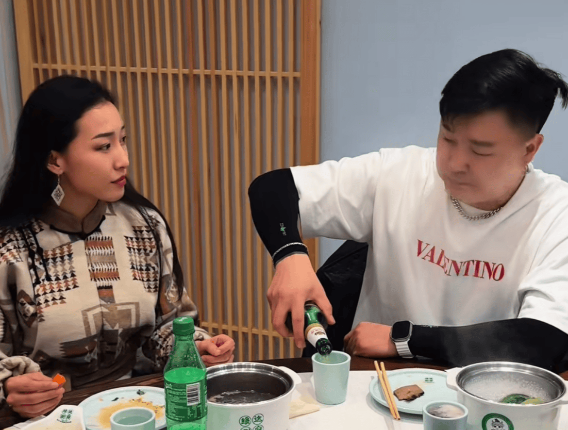 兄妹颜值差距大,嫁国际歌手身份背景强过嘎子