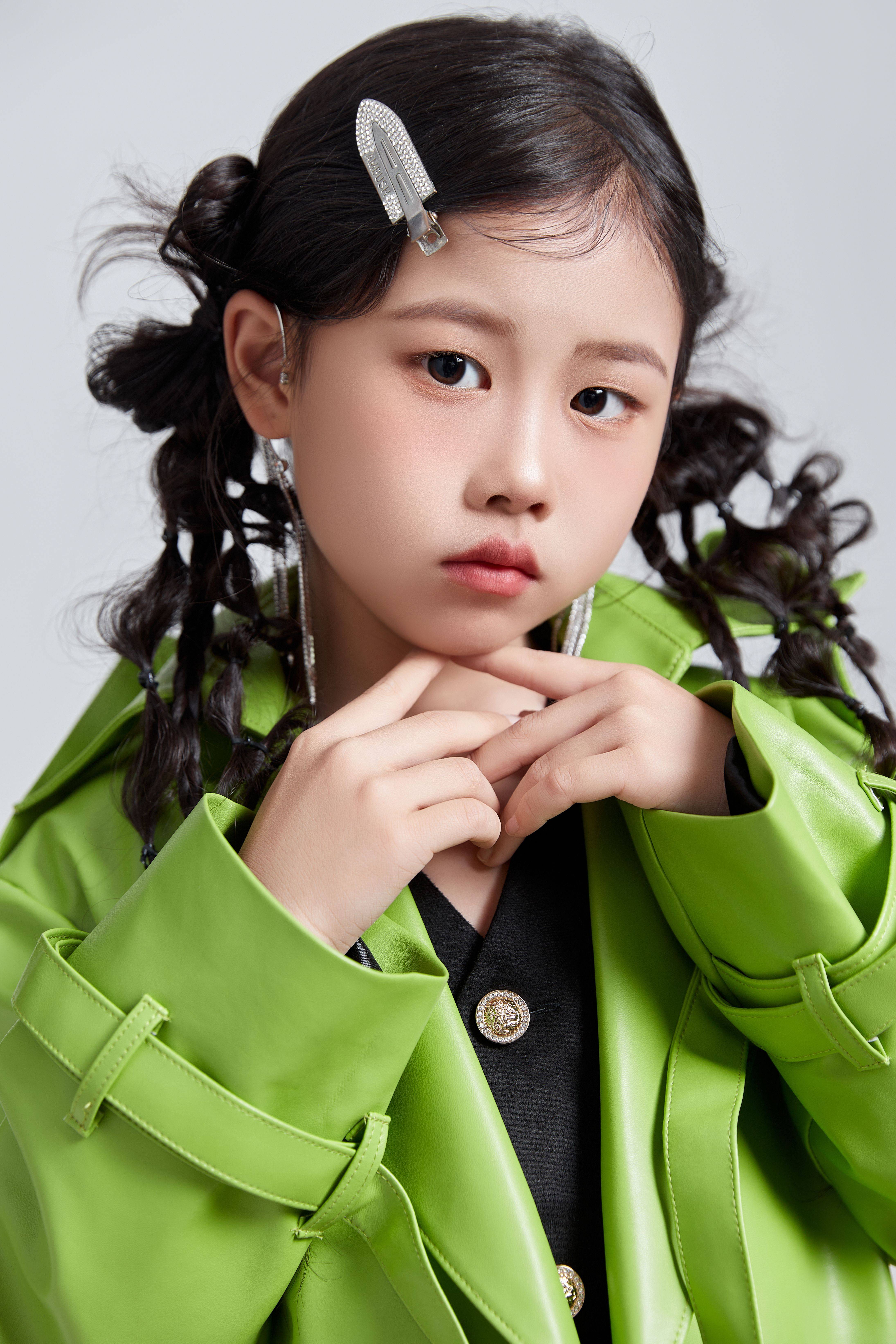 林汐潼受邀担任2024精英童模超级联赛特邀主持人