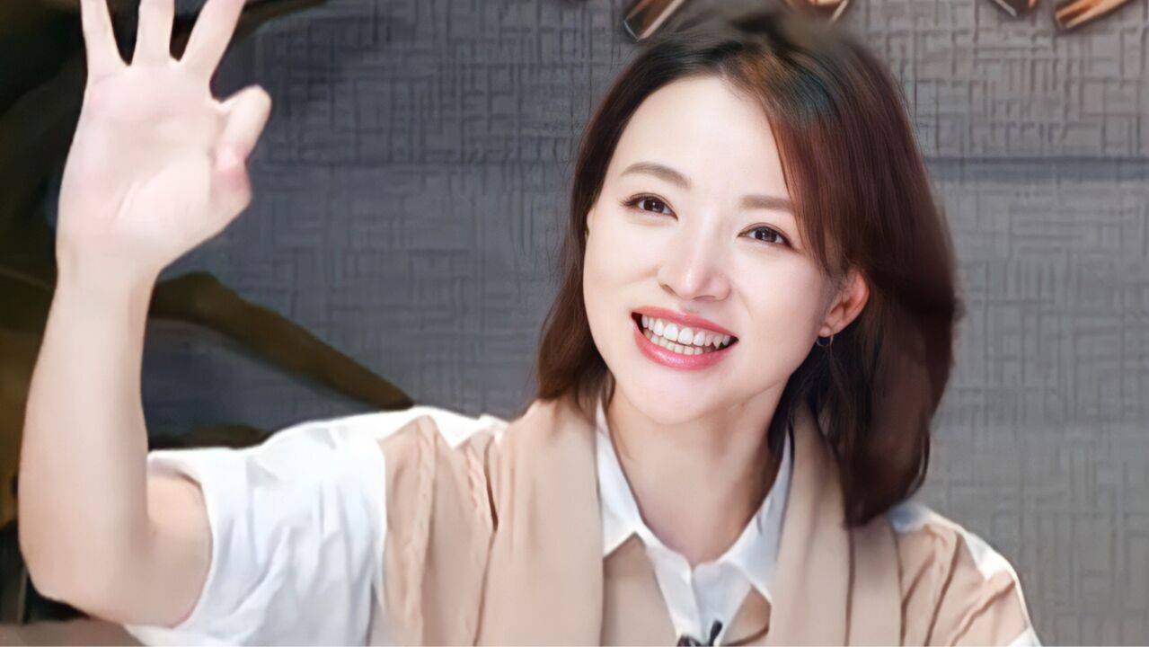 董卿拉萨亮相引猜测,复出传闻四起,优雅气质依旧吸睛无数