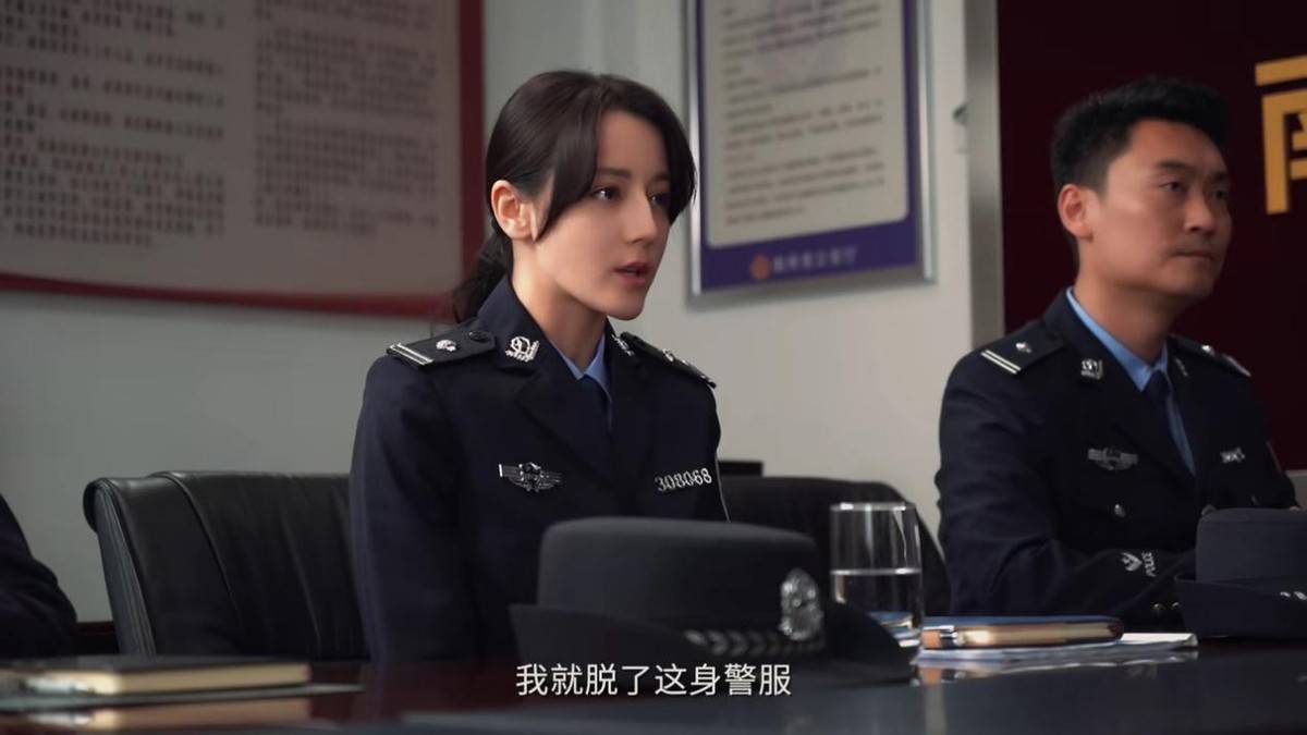 警服照惊艳四座近两年来,运气不佳的不只是迪丽热巴的前老板杨幂,还有