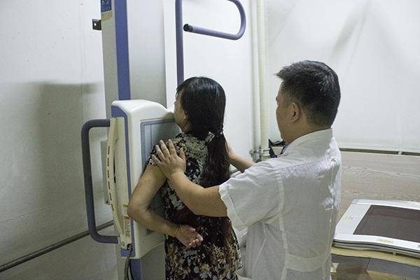 是无法看到的,但透过胸透检查却是可以及时帮助我们的身体找出不健