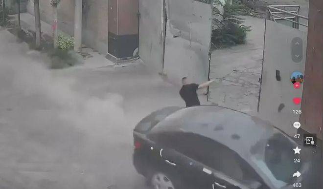 原创            荒谬！男子撞人后追砍：被撞人现状曝光，邻居透露内情，警方介入-男子开车撞人后