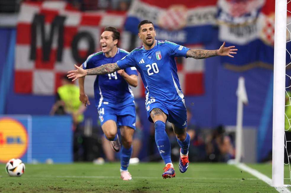 0-2！欧洲杯大冷门：意大利轰然倒下，880万小国狂欢，创31年纪录