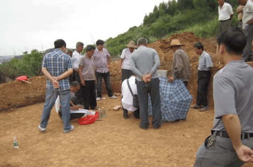 梦见几副埋死人的棺材（梦见埋死人有棺材） 梦见几副埋死人的棺材（梦见埋死人有棺材） 卜算大全